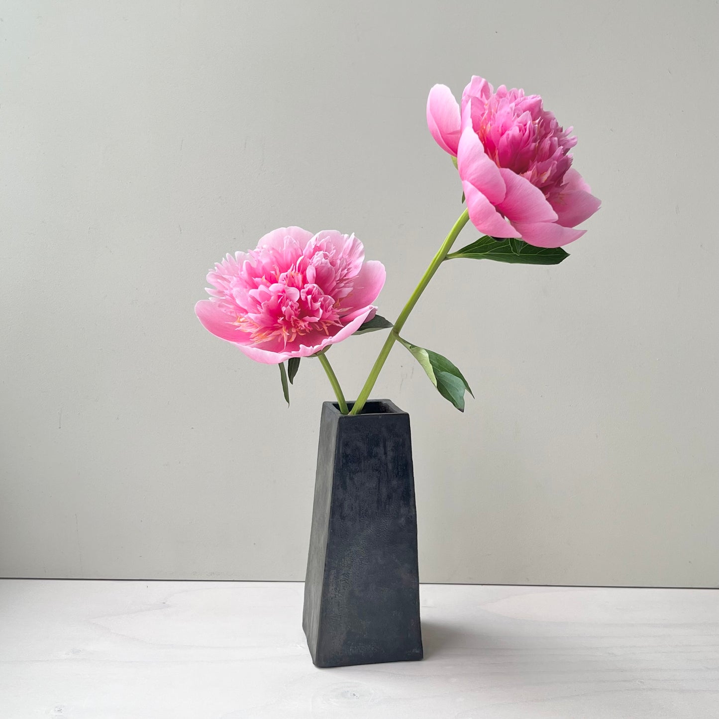 黒釉角花入