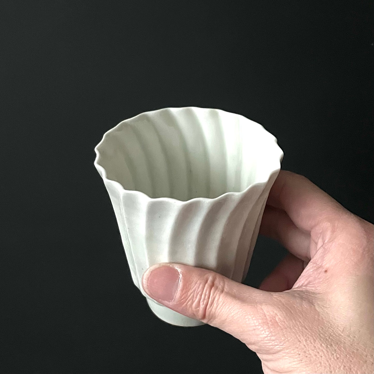 白磁輪花ねじりカップ