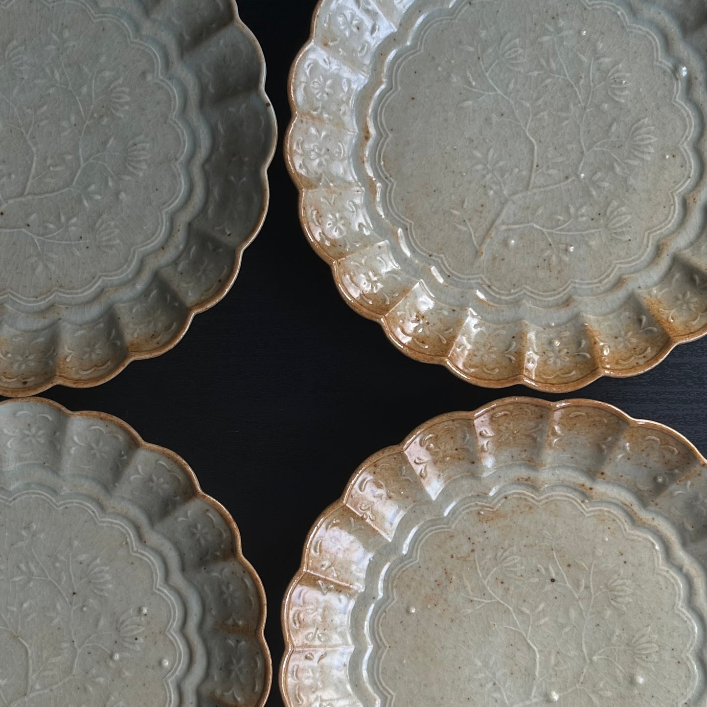 青磁花文菊平皿