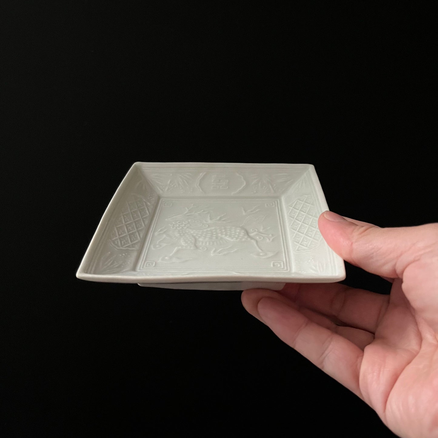 白磁麒麟文角皿