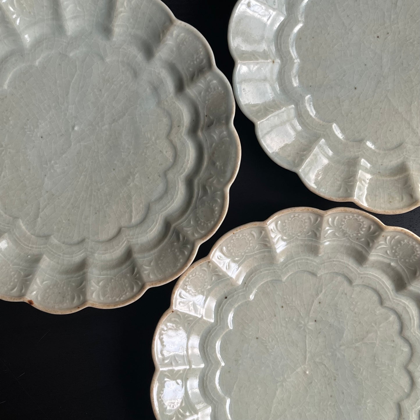 青磁花文菊平皿(大)