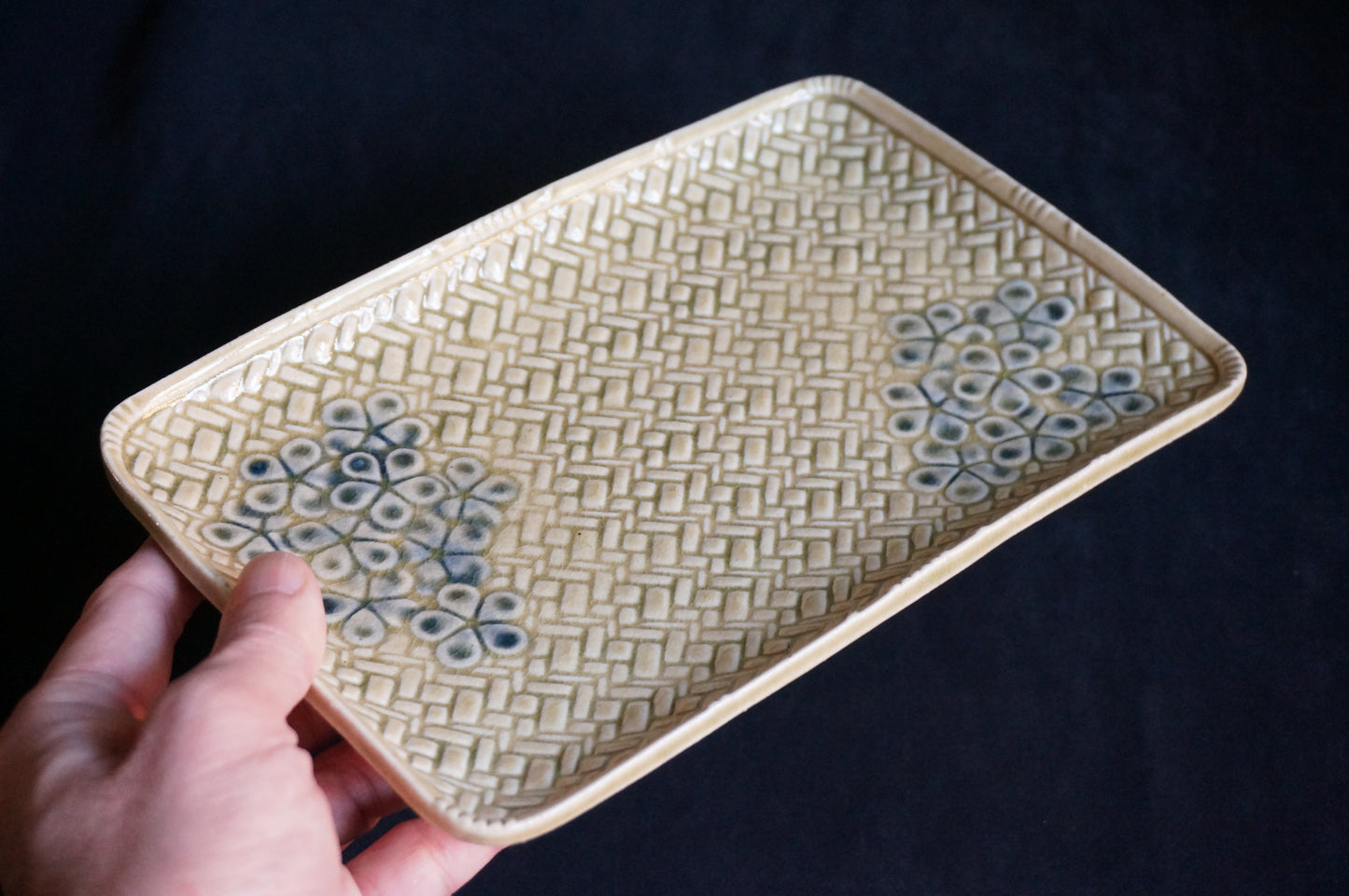 灰釉二彩カゴ文長方皿