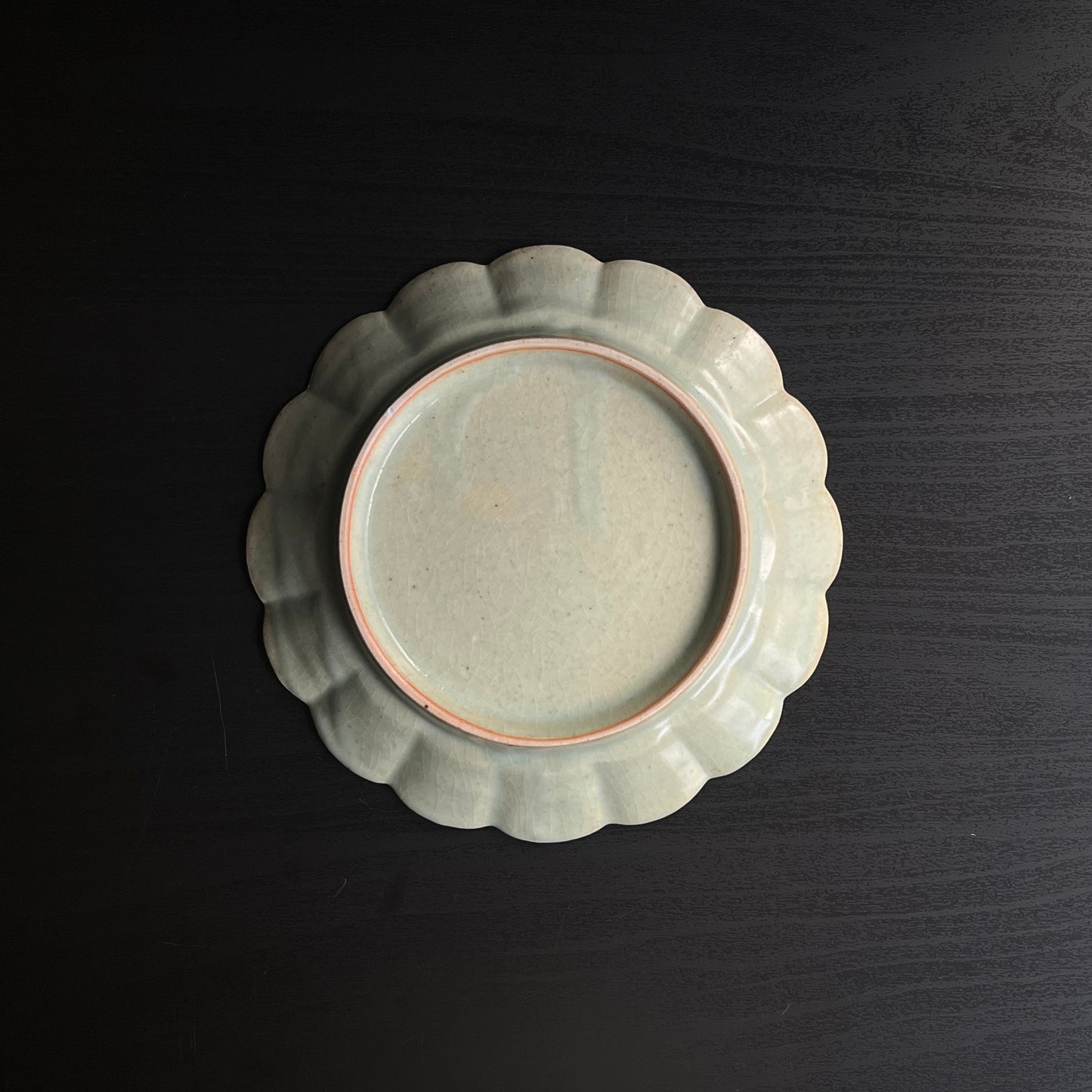 青磁花文菊平皿（大）