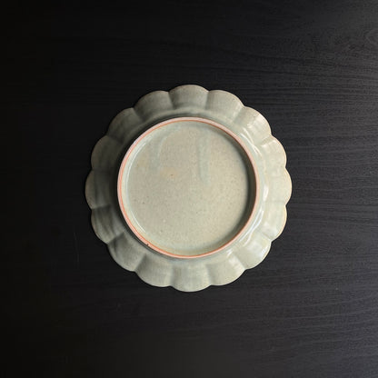 青磁花文菊平皿（大）