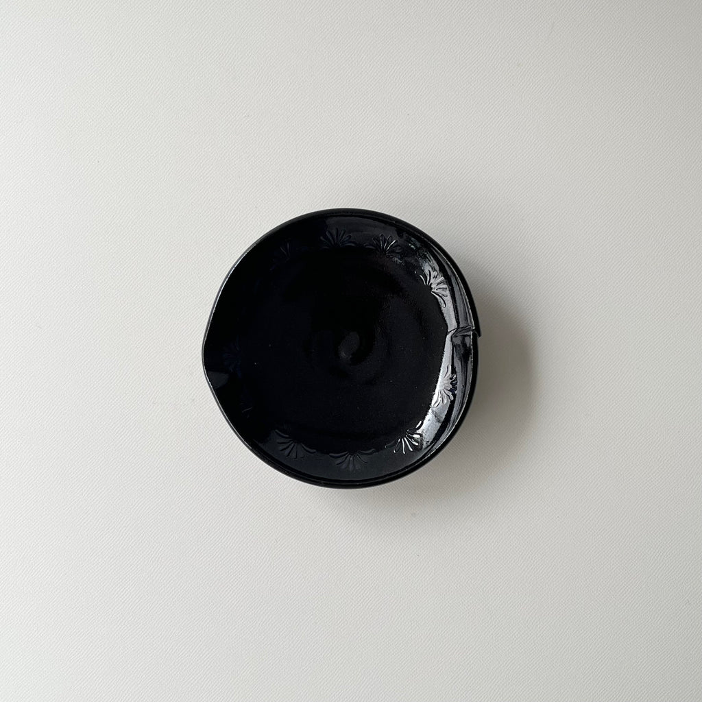 黒絵小皿　パルメット