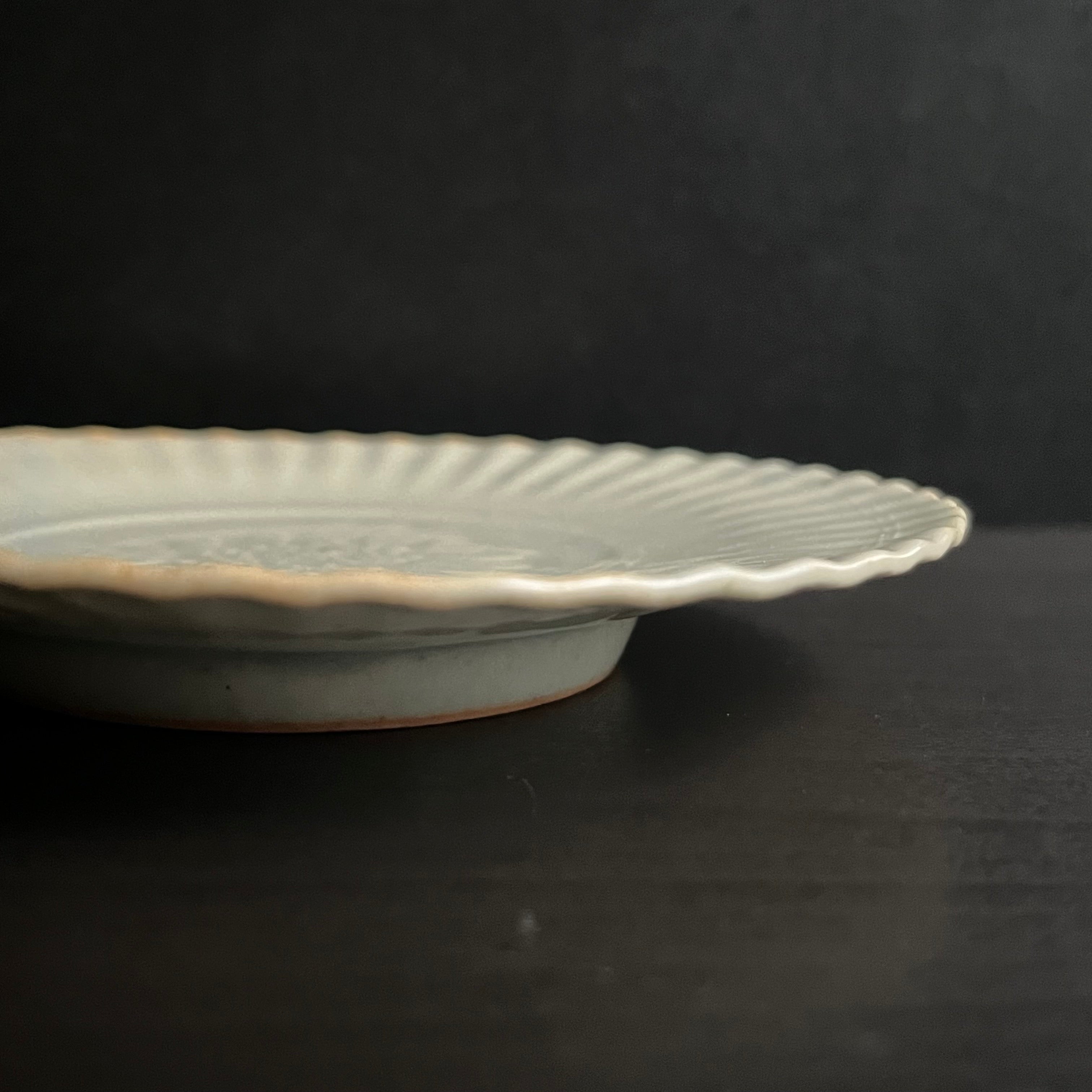 白磁金木犀文小皿