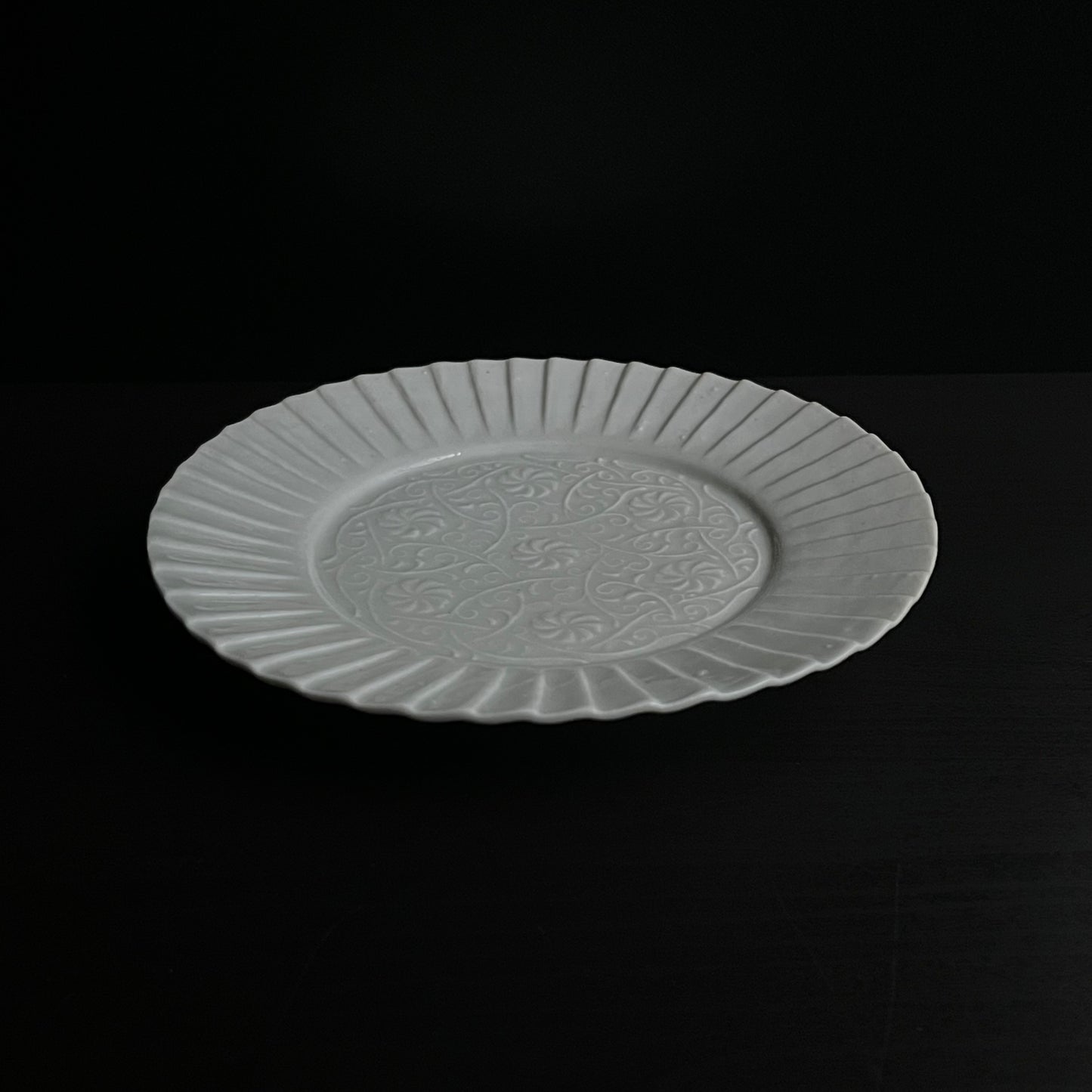 白磁草花文輪花皿