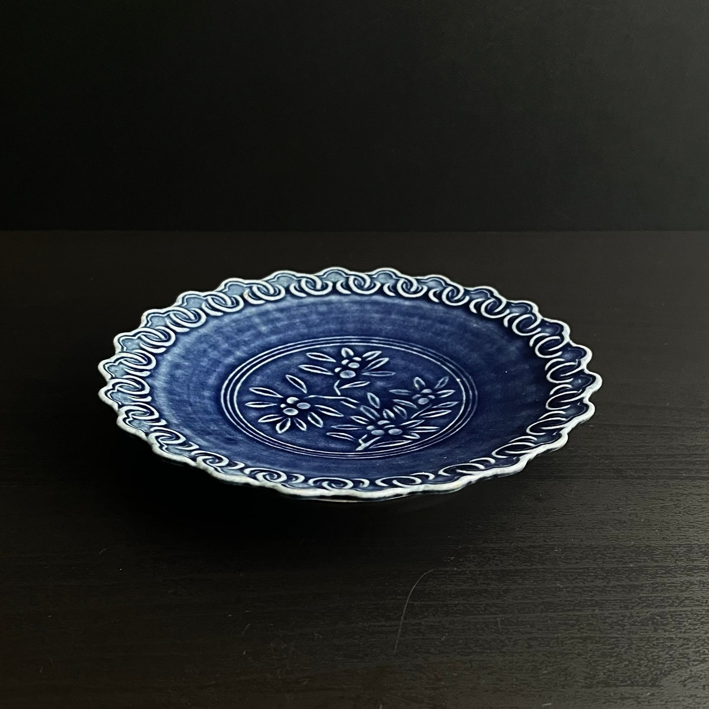 瑠璃釉ビワ文輪花皿