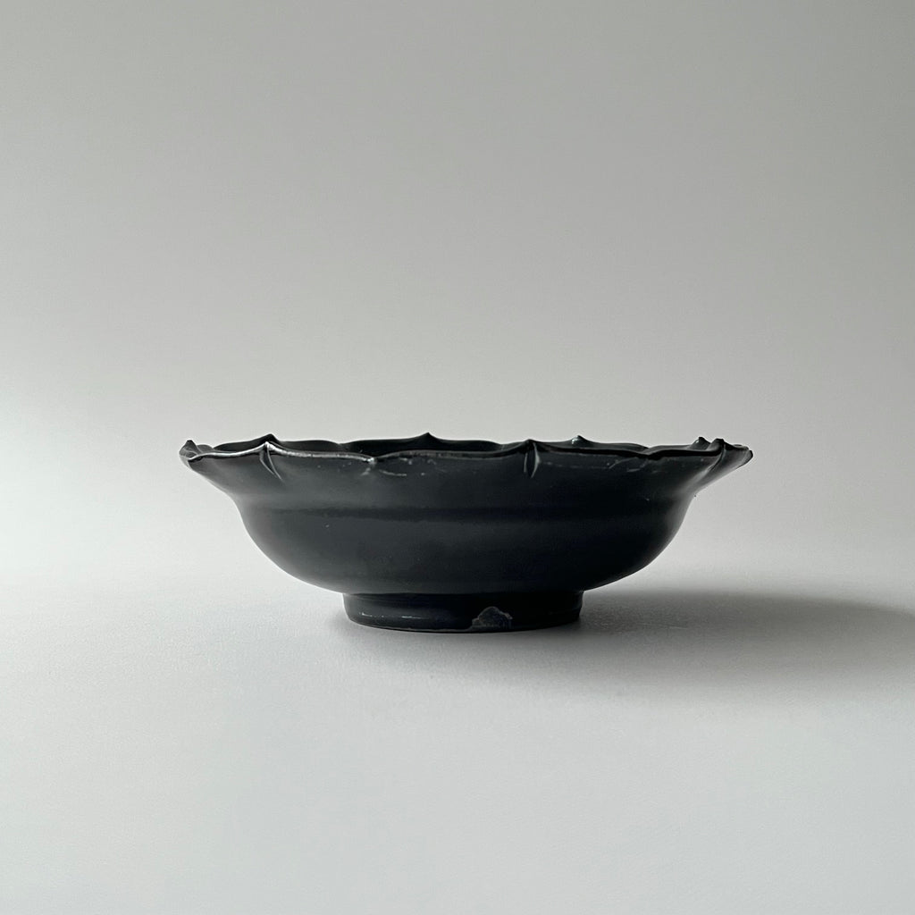 黒釉輪花向附
