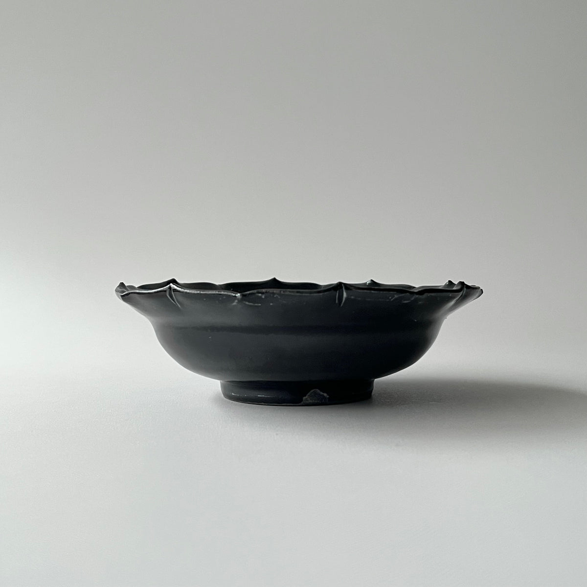 黒釉輪花向附