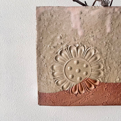 灰釉古瓦紋角掛花入