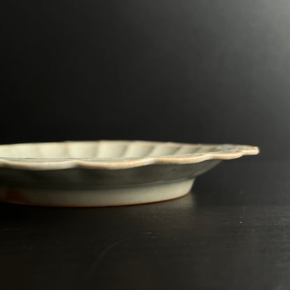 白磁輪花リム平皿