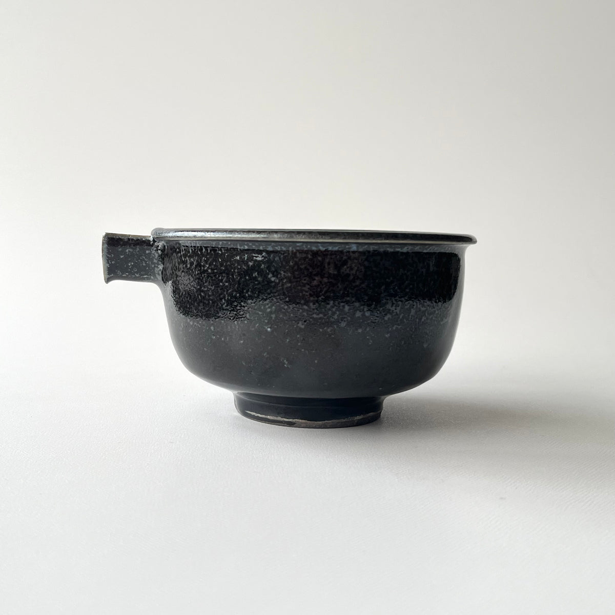 黒釉片口