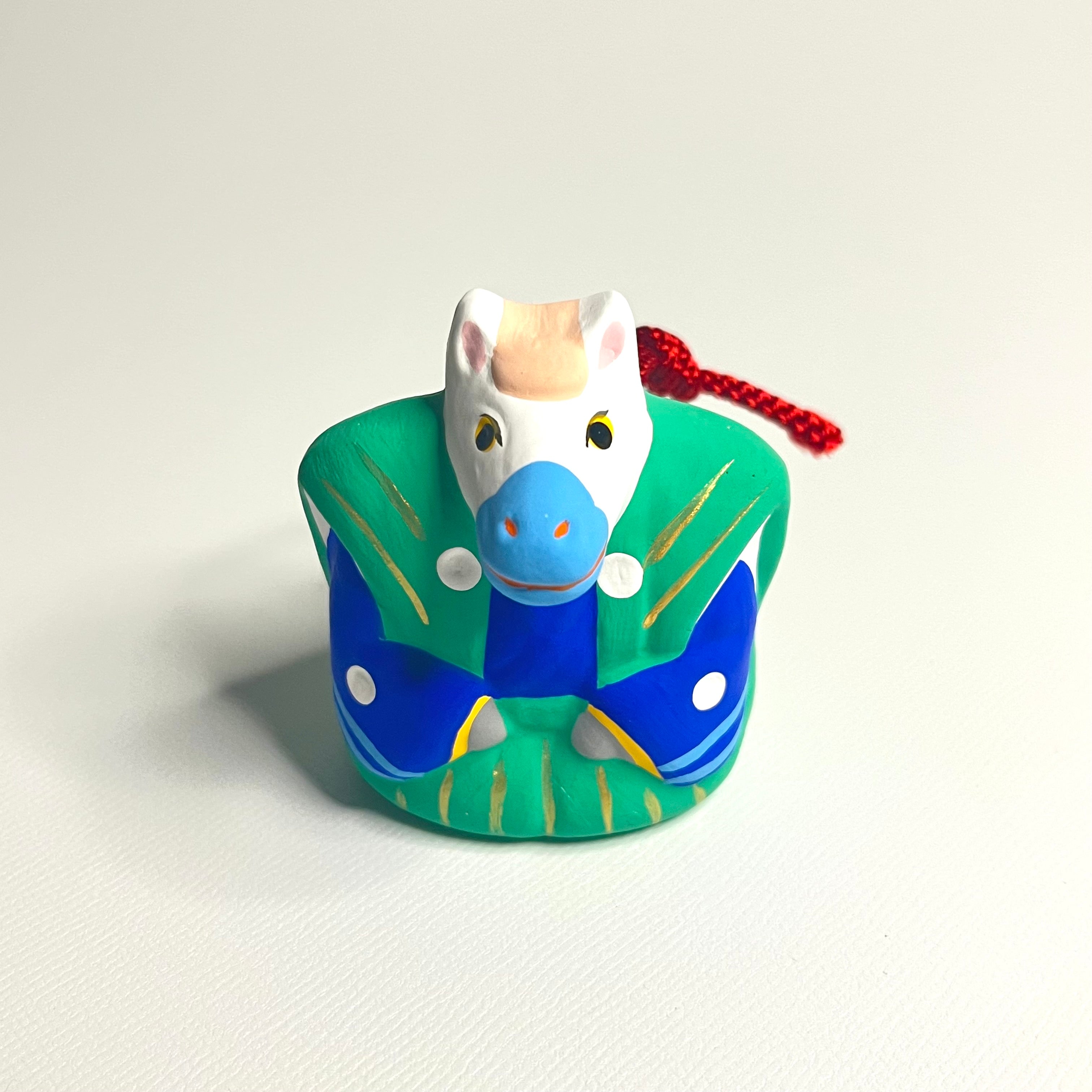 民芸品  土鈴  干支 猿  刻印があります。 土鈴 干支置物 申 飾り台付 窯印有り 猿 さる 十二支 土人形 陶人形