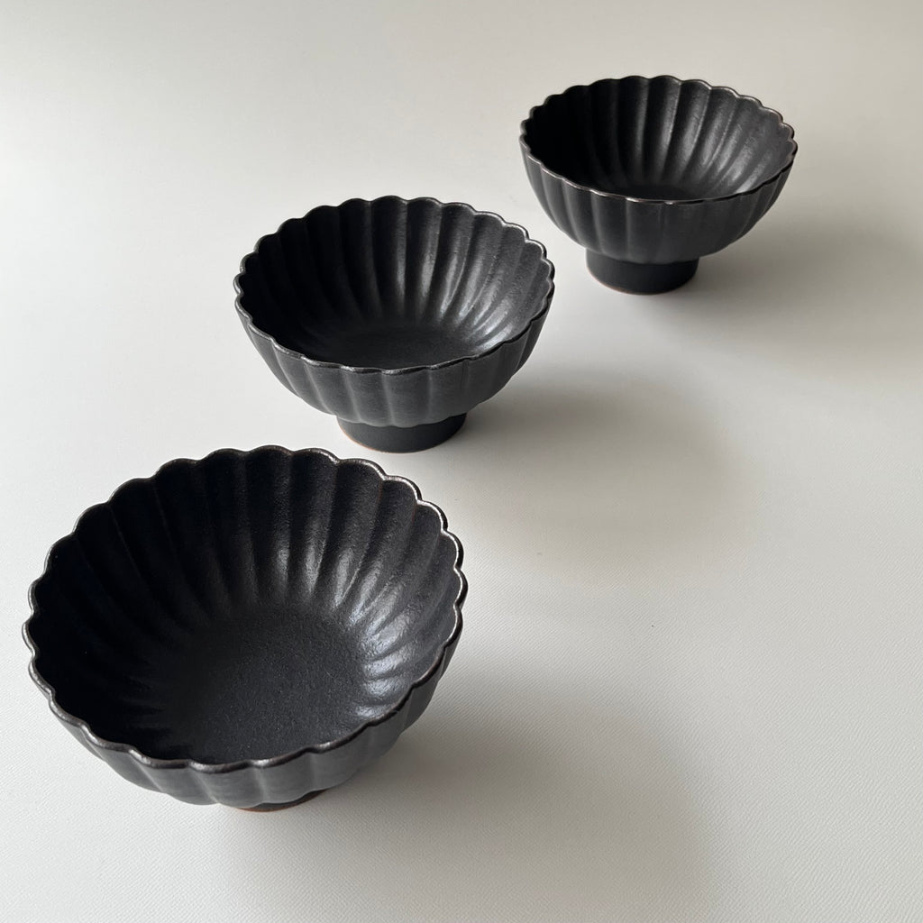 黒釉菊鉢