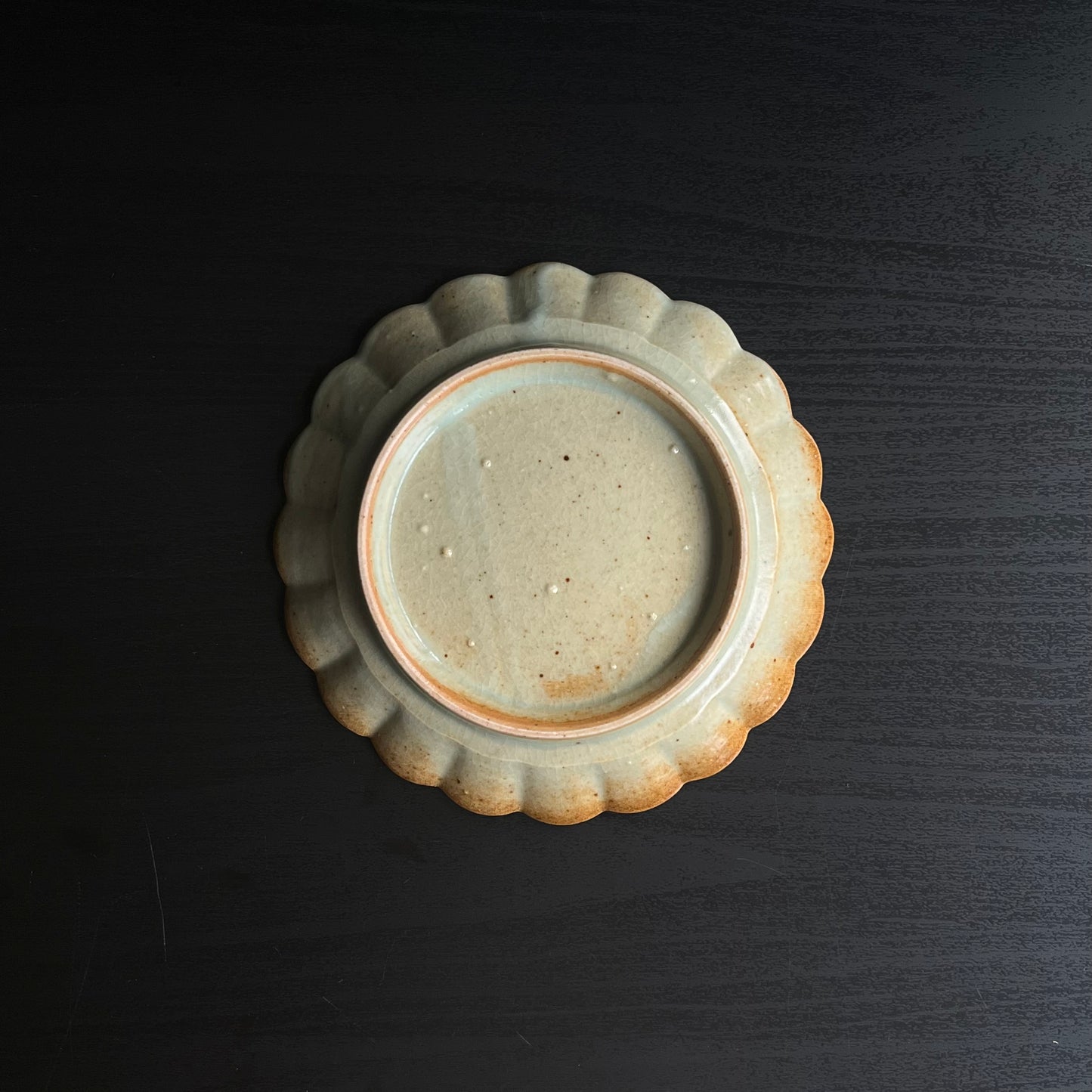 青磁花文菊平皿