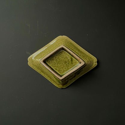 緑釉鹿文ひし形皿