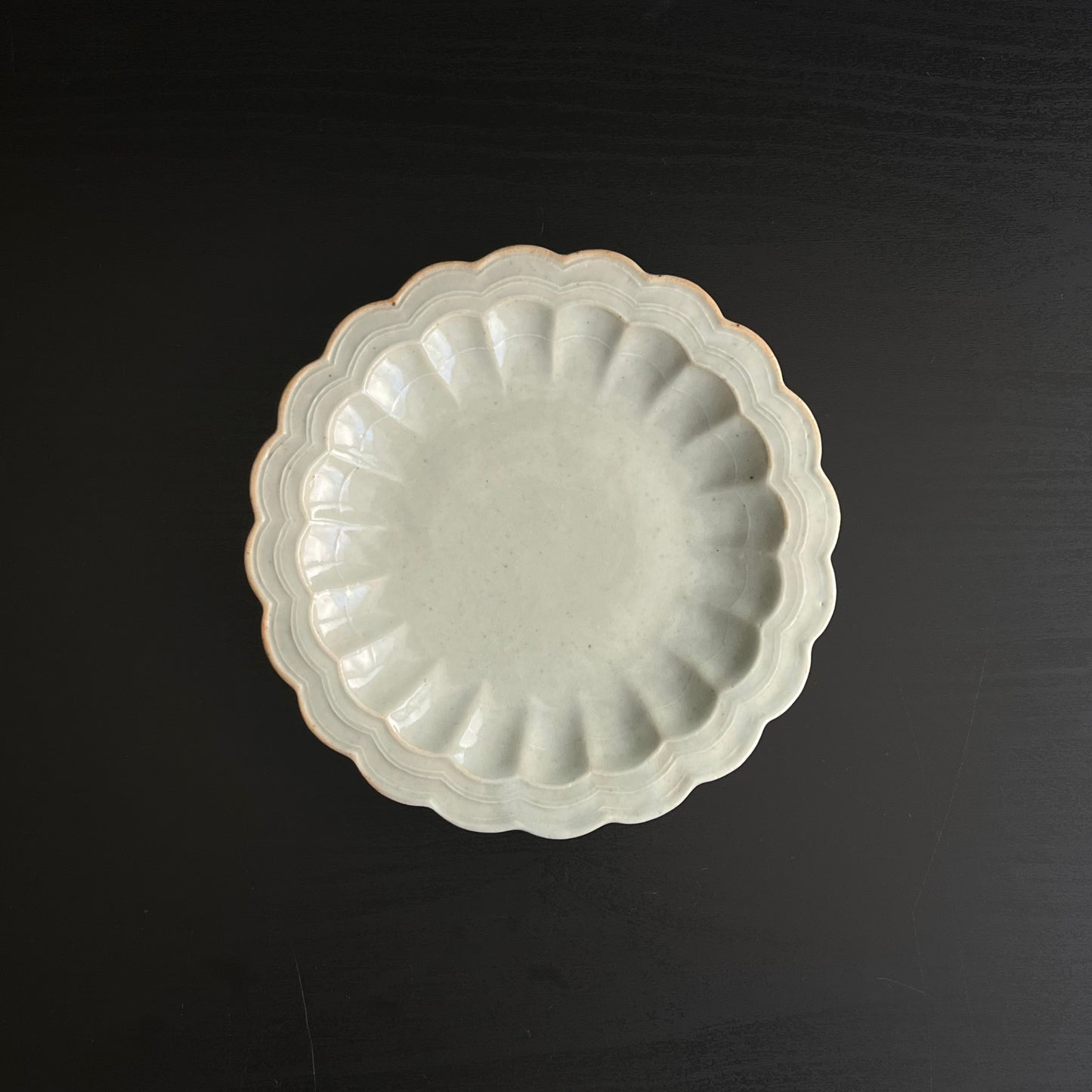 白磁輪花リム平皿