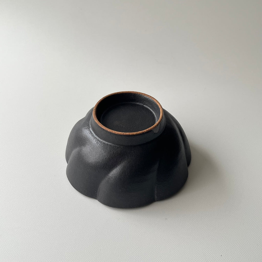 黒釉捻り菊鉢　中