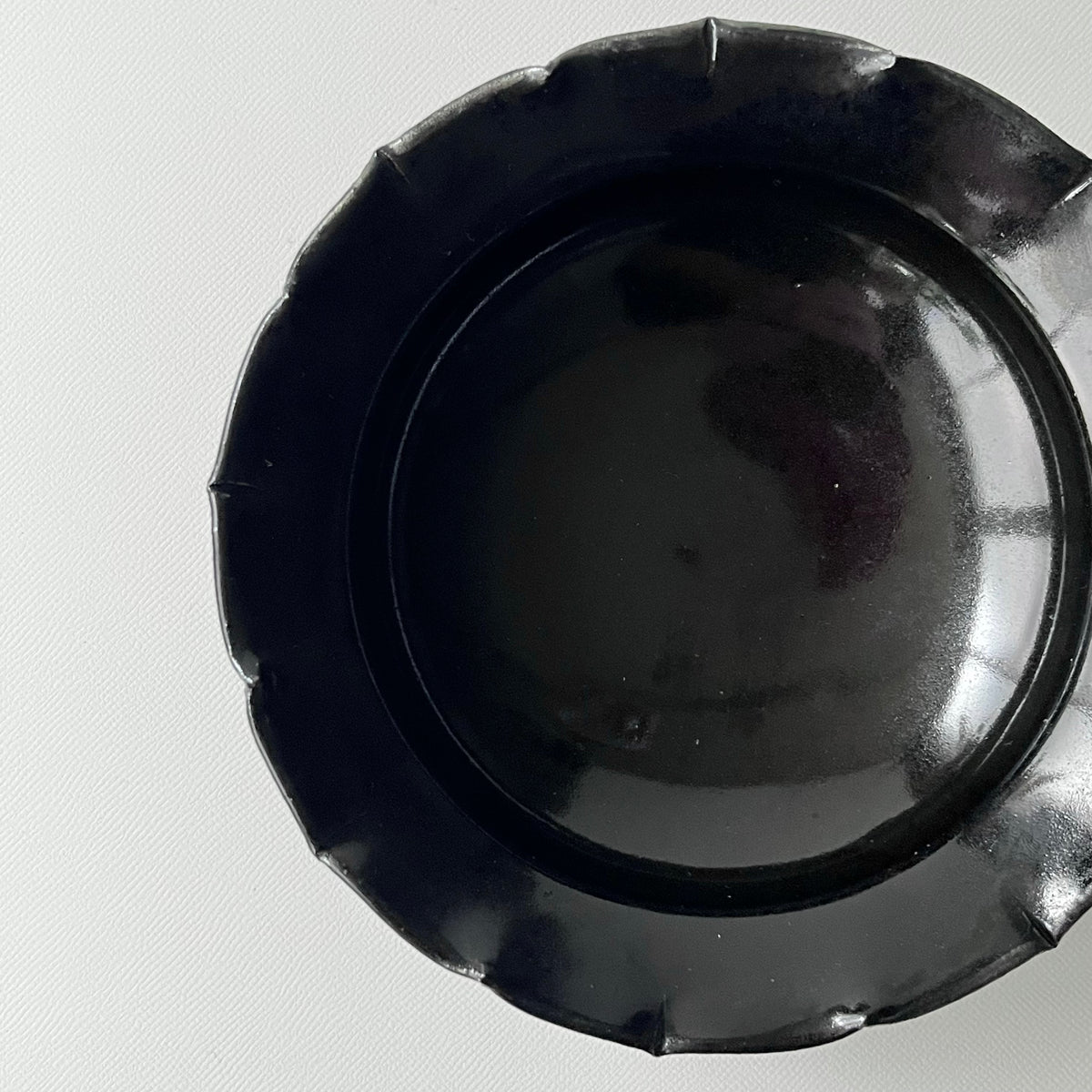 黒釉輪花向附