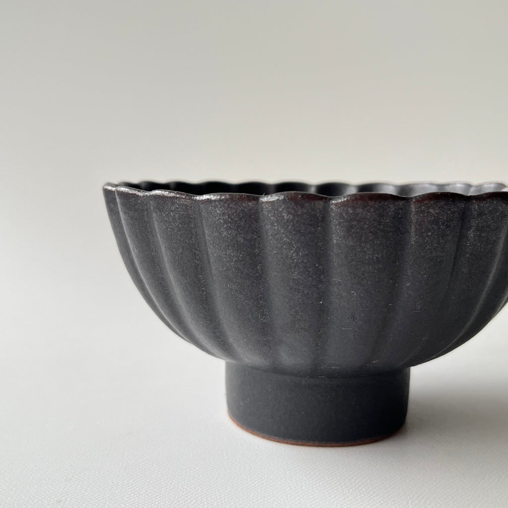 黒釉菊鉢