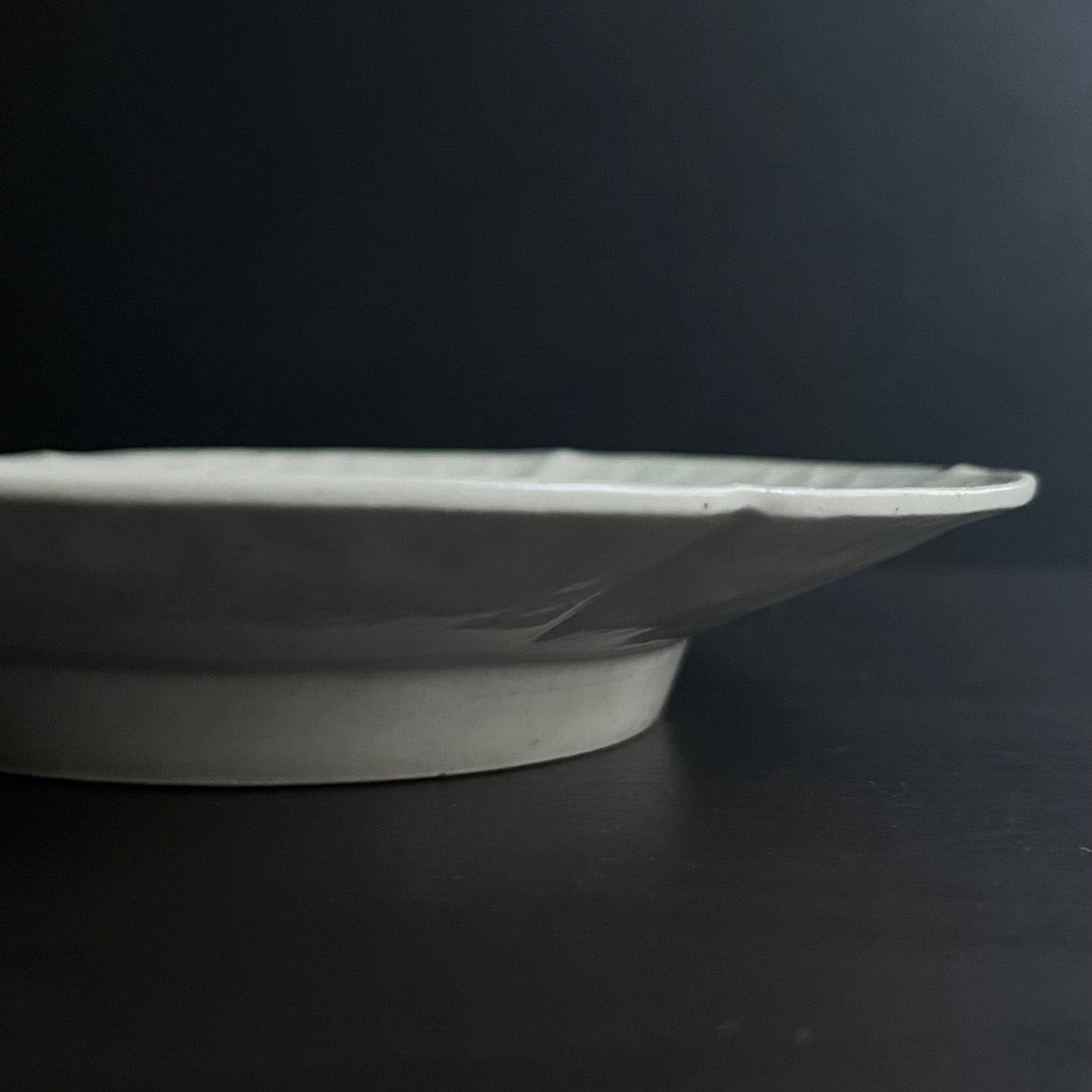 白磁陽刻輪花皿