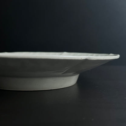 白磁陽刻輪花皿