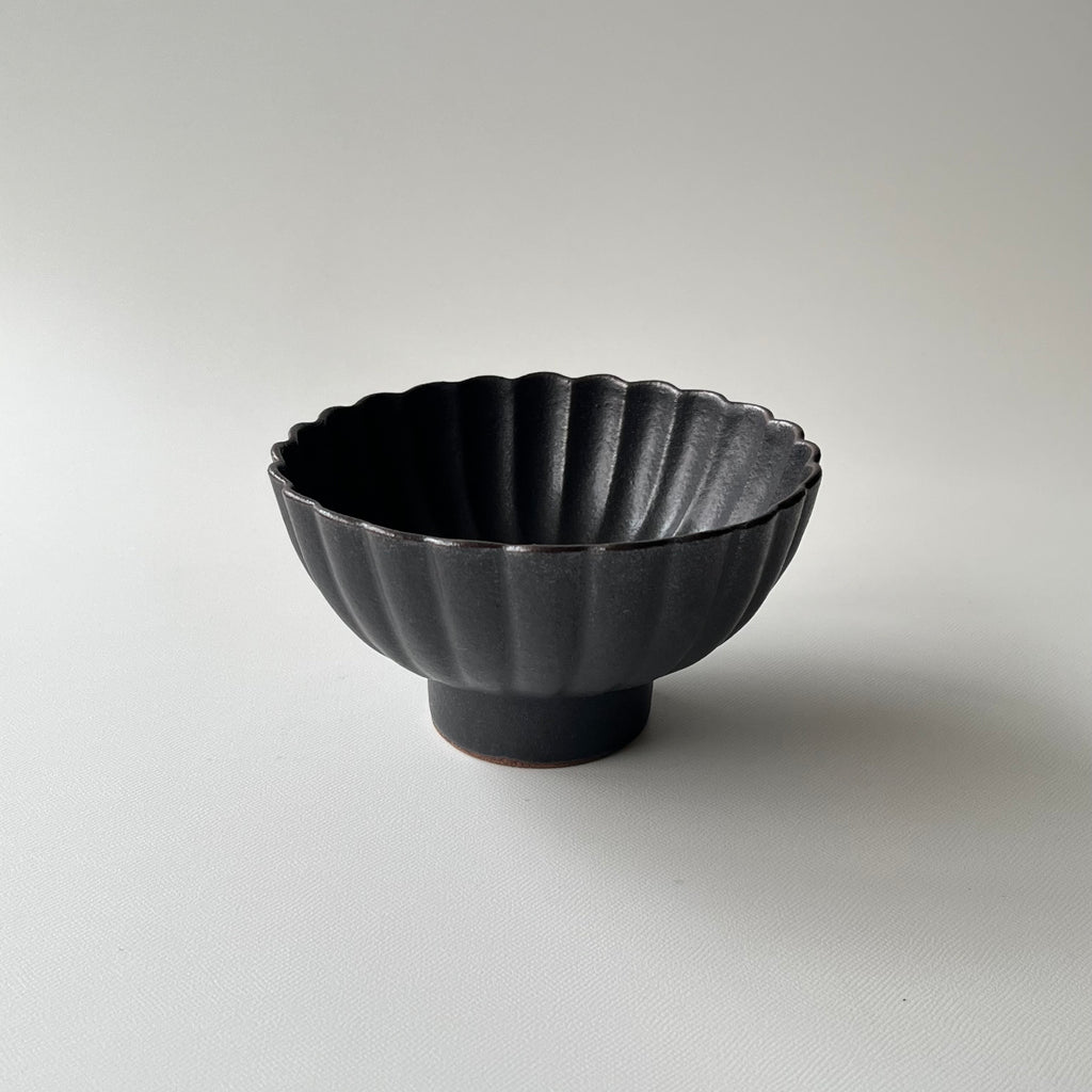 黒釉菊鉢
