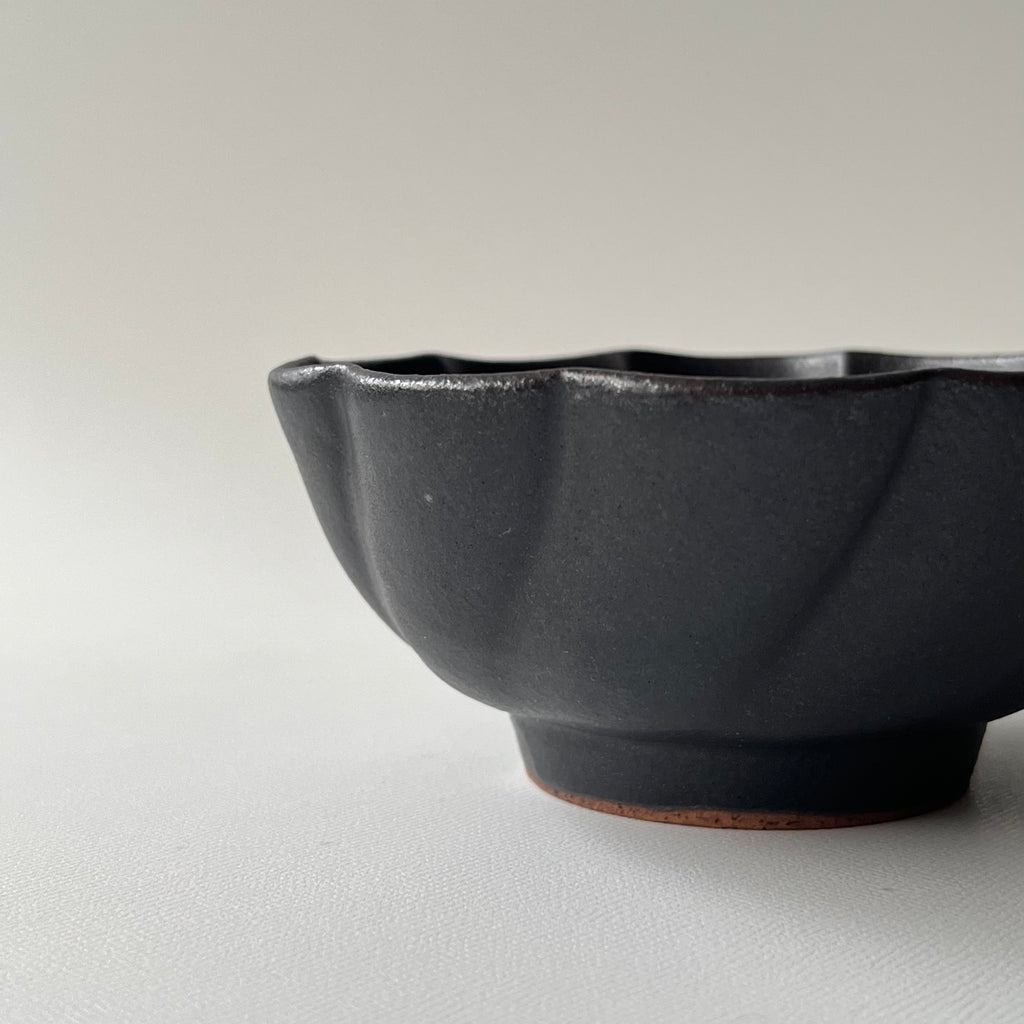 黒釉捻り菊鉢　小
