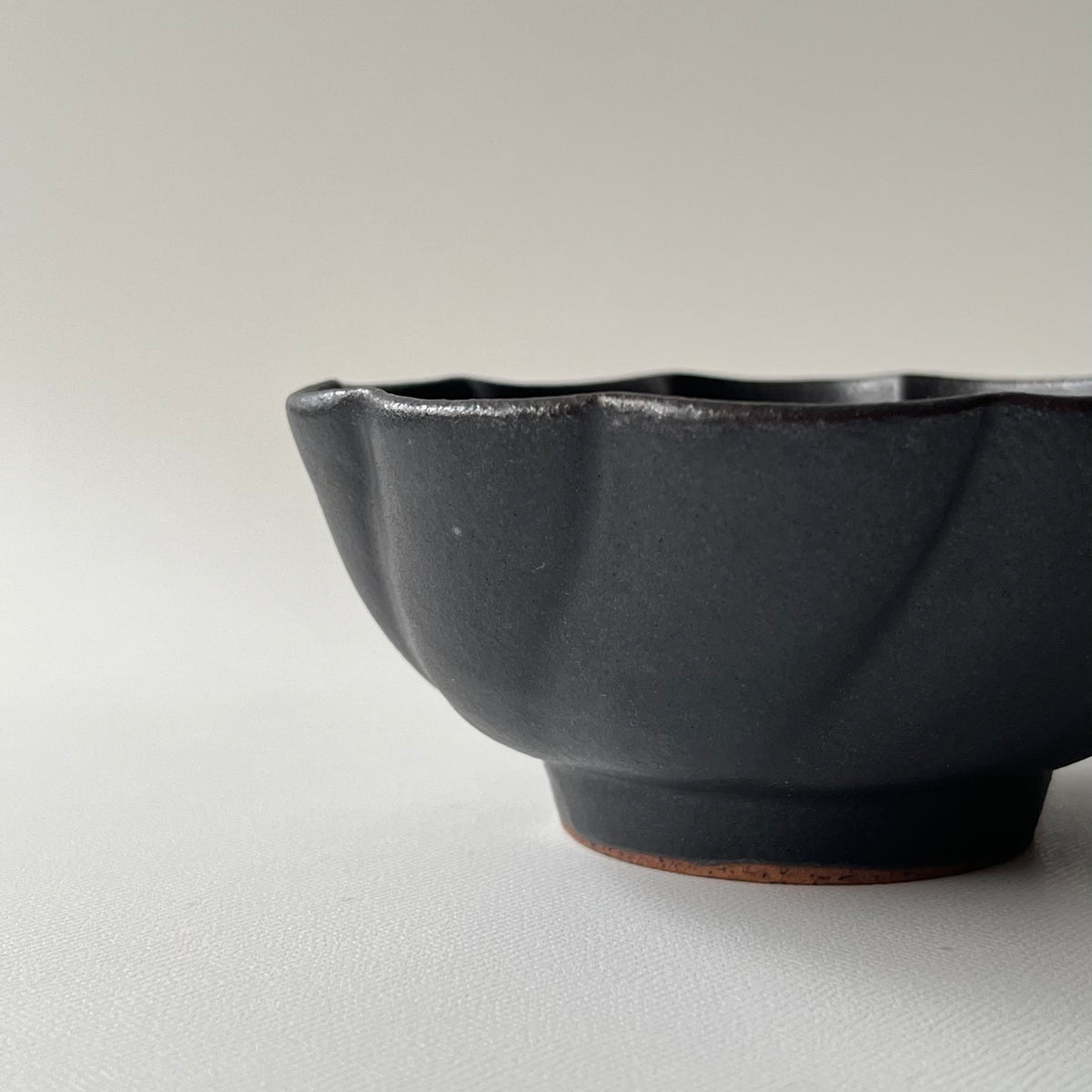 黒釉捻り菊鉢　小