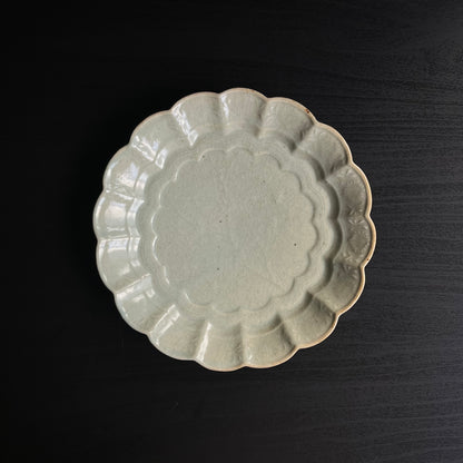 青磁花文菊平皿（大）