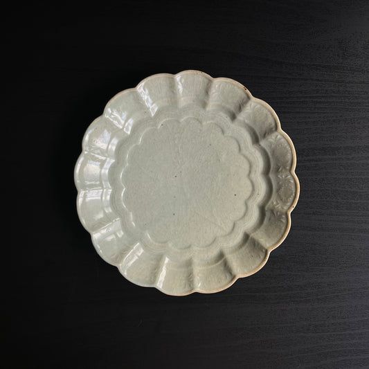 青磁花文菊平皿（大）