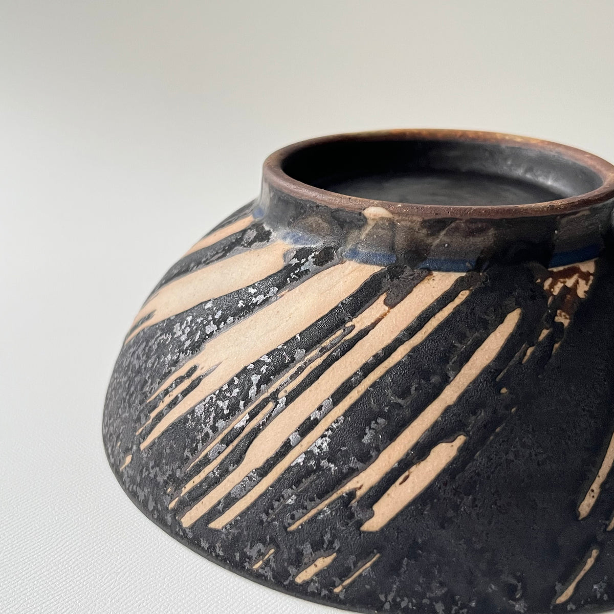 白線文様黒釉ボウル