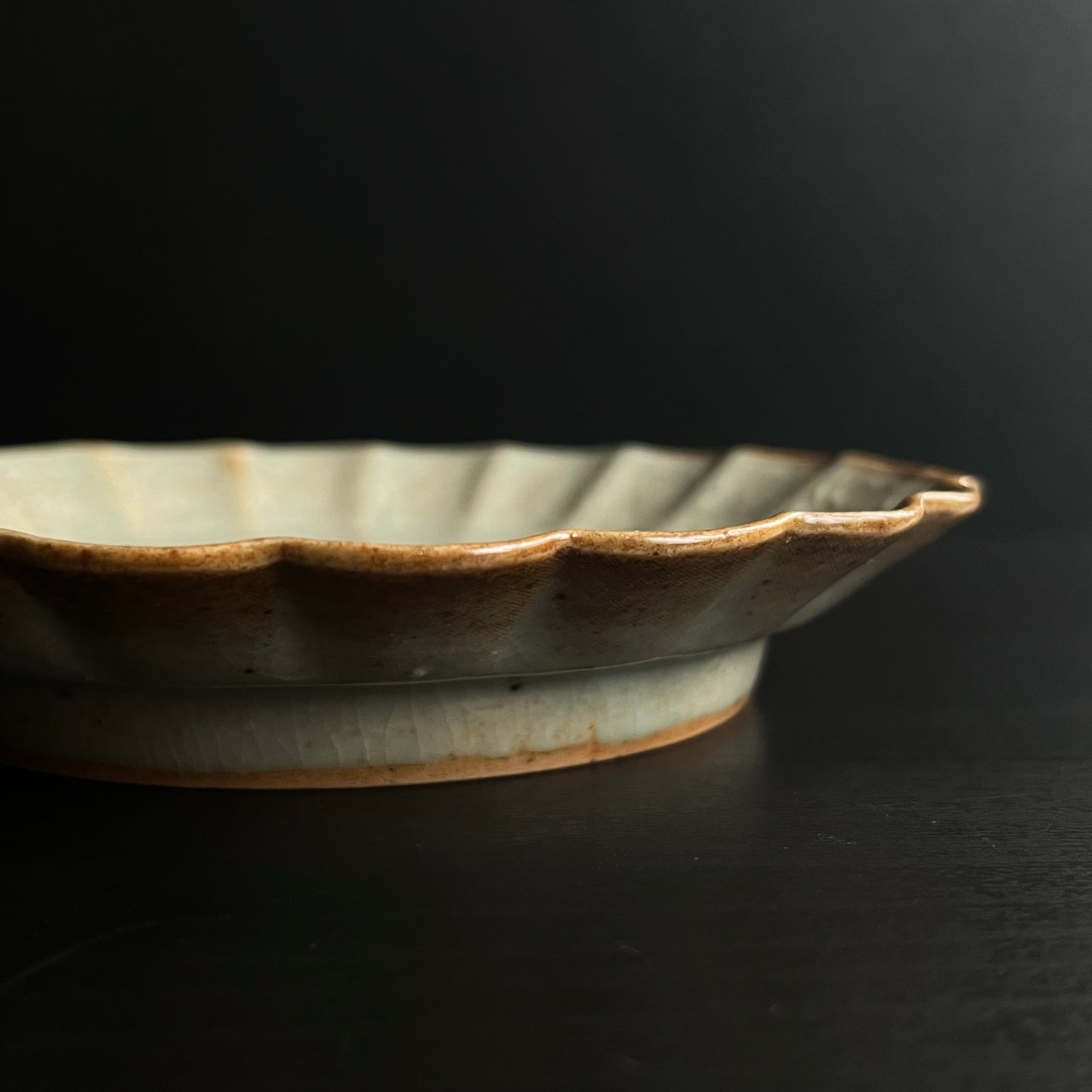 青磁花文菊平皿