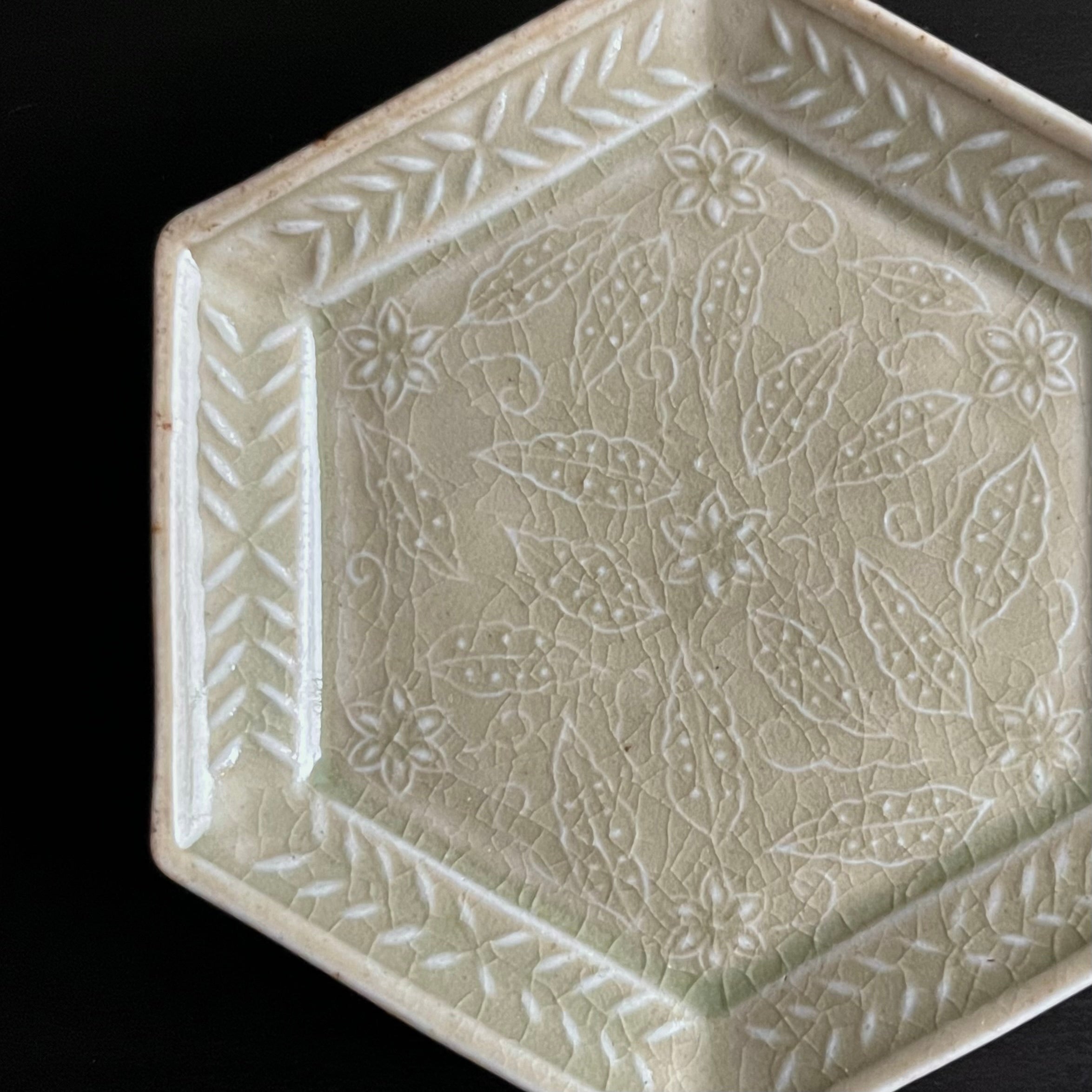 青磁陽刻六角小皿 - dandeliOn