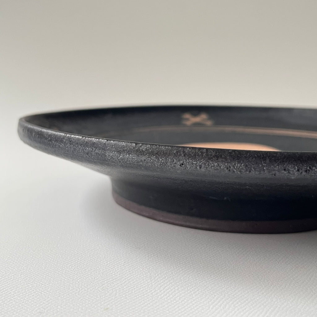 白線文様黒釉皿