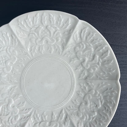 白磁陽刻輪花皿