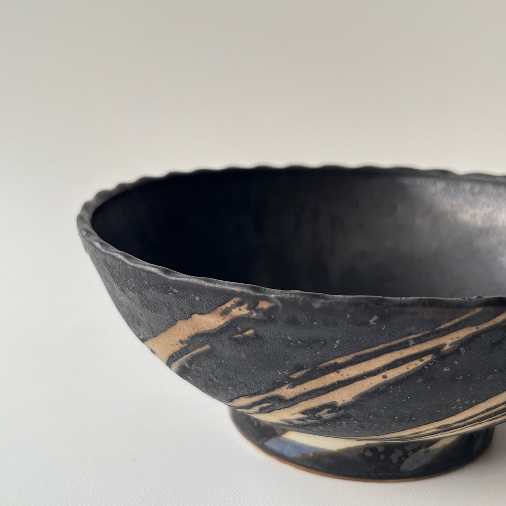 白線文様黒釉ボウル