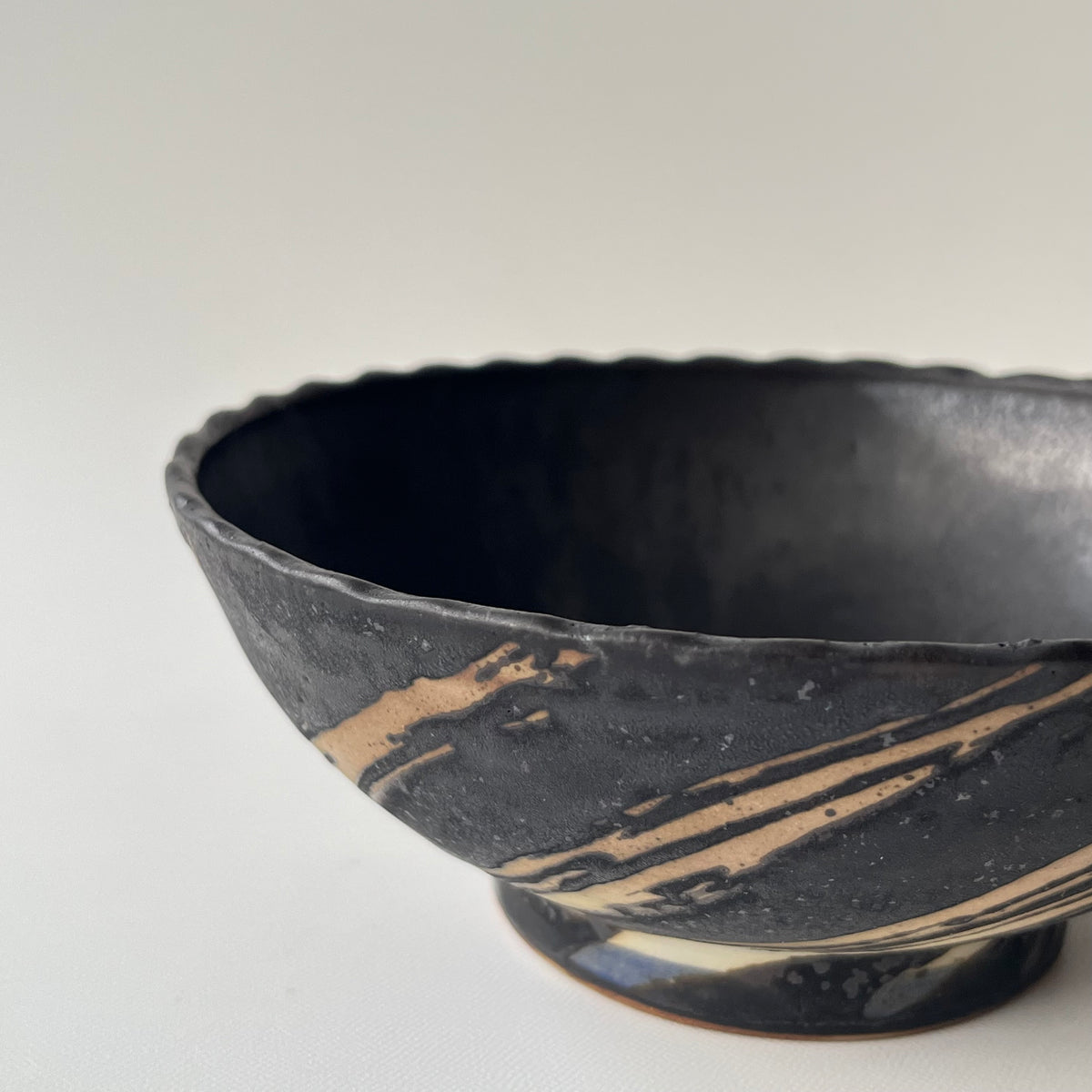 白線文様黒釉ボウル