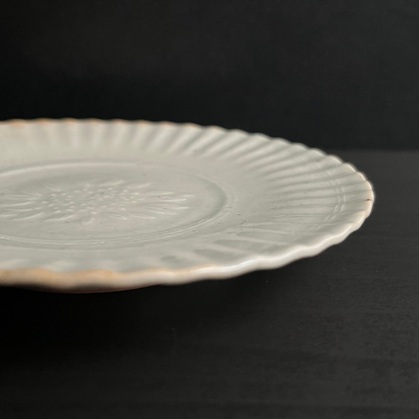 白磁金木犀文小皿