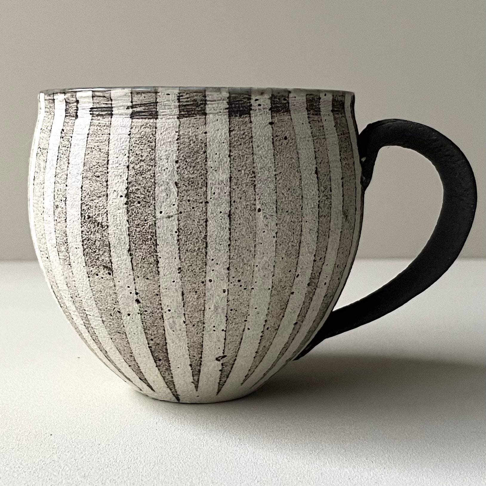 丸マグカップ（黒縞々） - dandeliOn