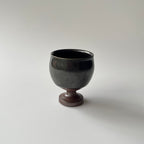 鉄釉高圷酒盃