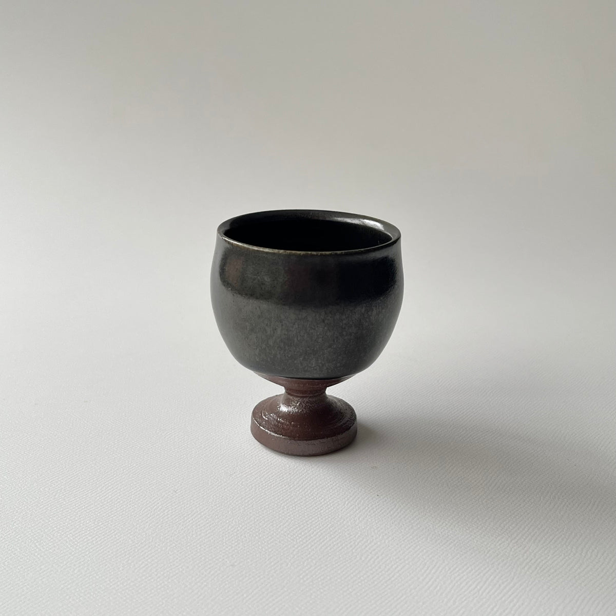 鉄釉高圷酒盃