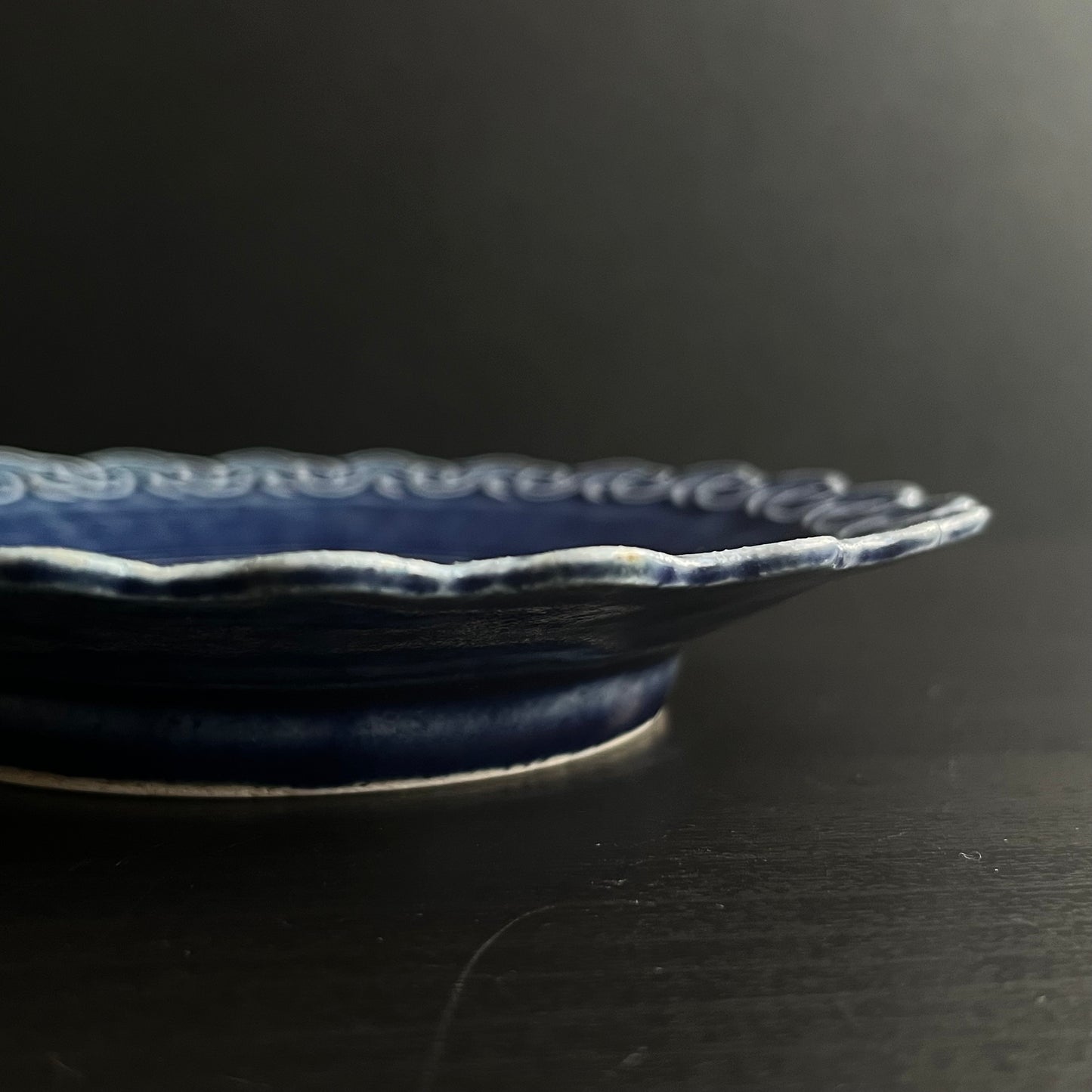 瑠璃釉ビワ文輪花皿