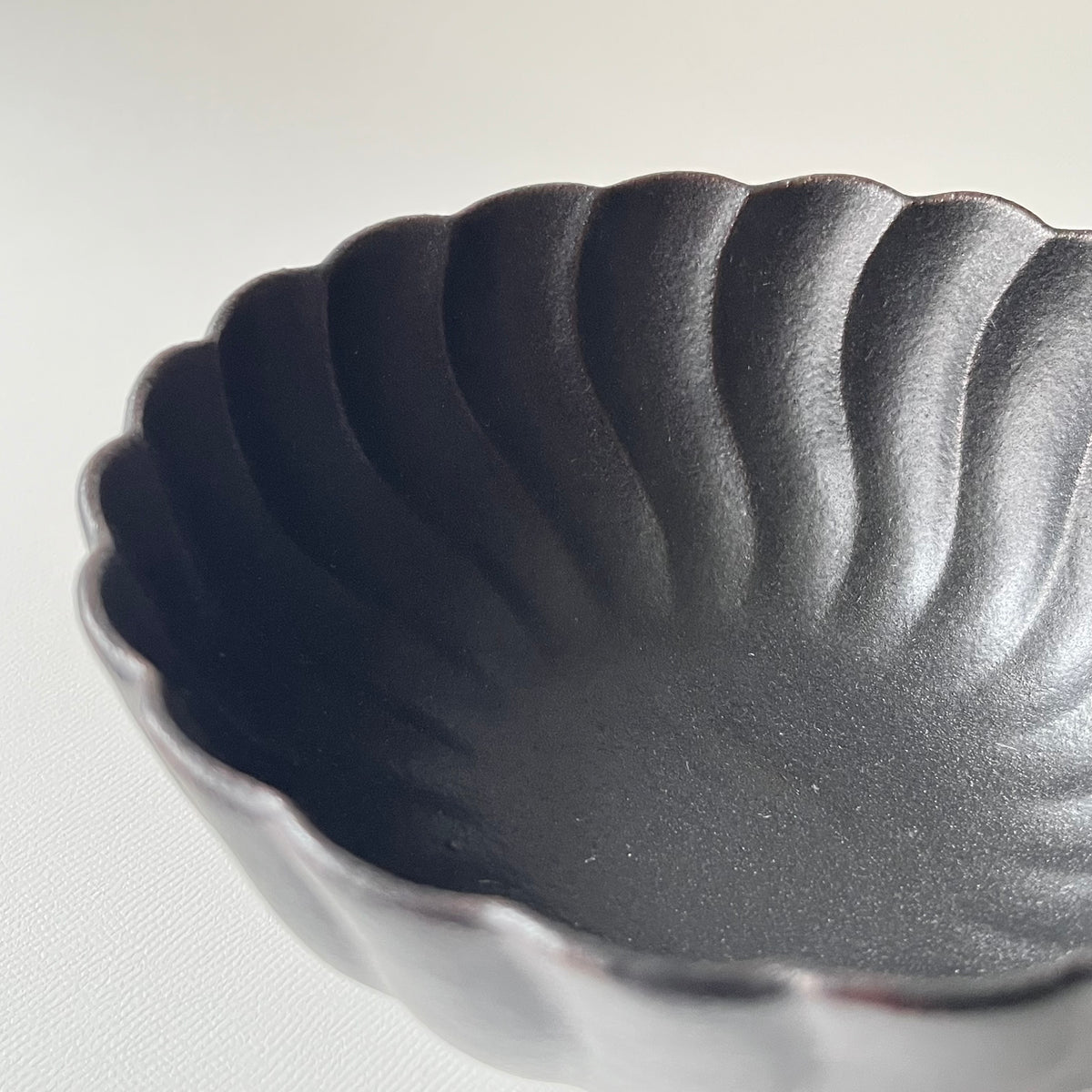 黒釉捻り菊鉢　大