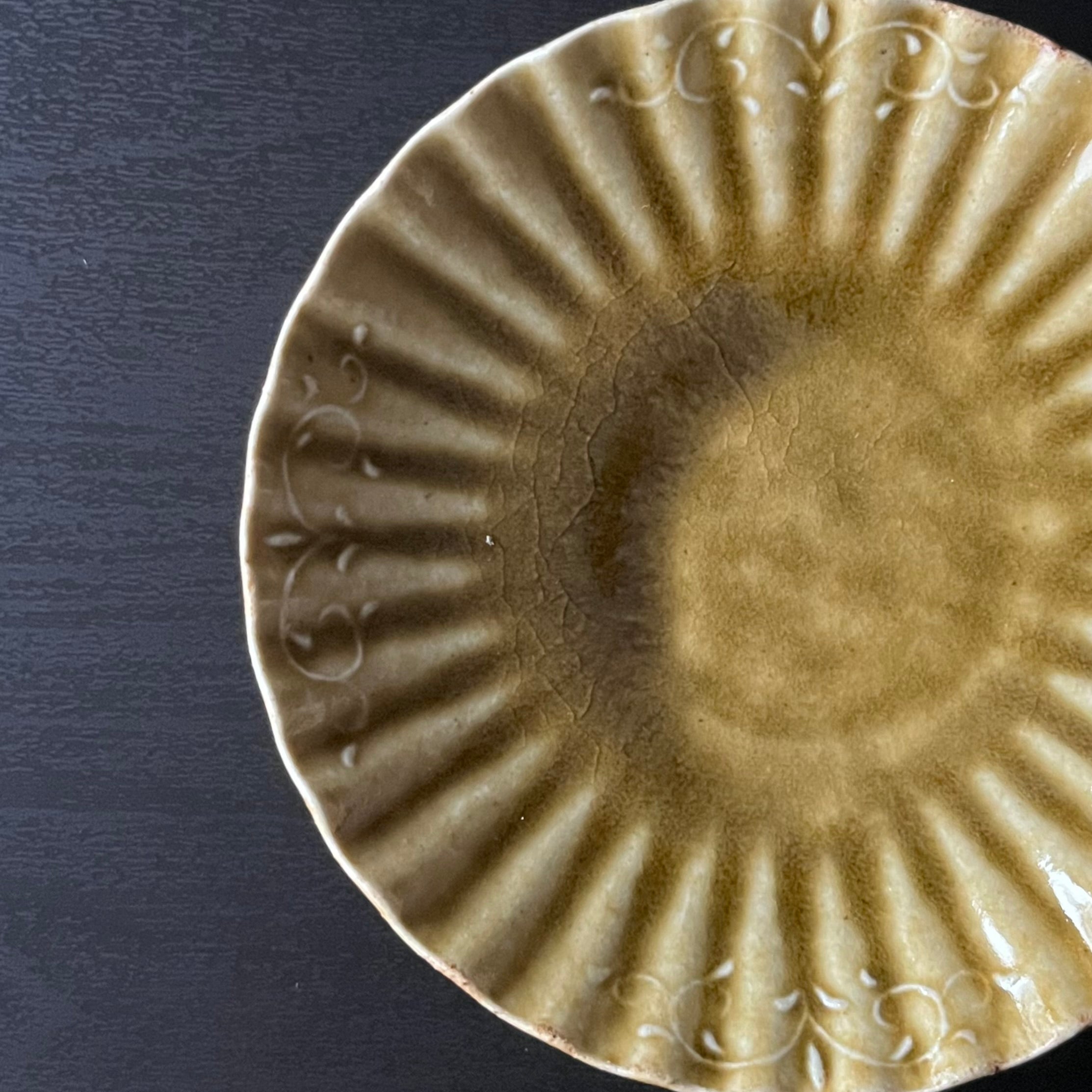 灰釉輪花小皿｜滝室窯 | 石田裕哉｜通販 – dandeliOn