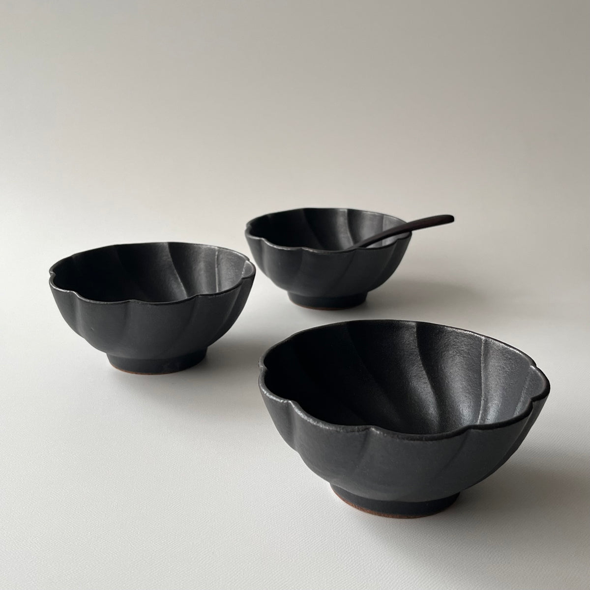 黒釉捻り菊鉢　小