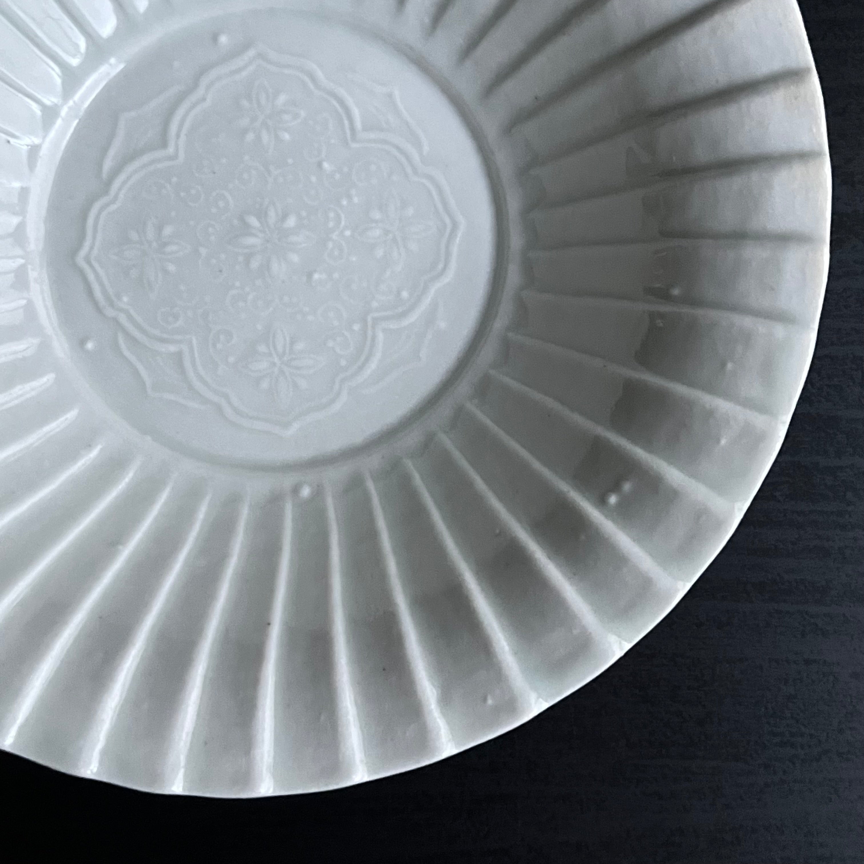 ★陽刻輪花鉢★室町～桃山☆骨董品　☆ 白磁陽刻輪花鉢 | 石田裕哉 | 通販 – dandeliOn
