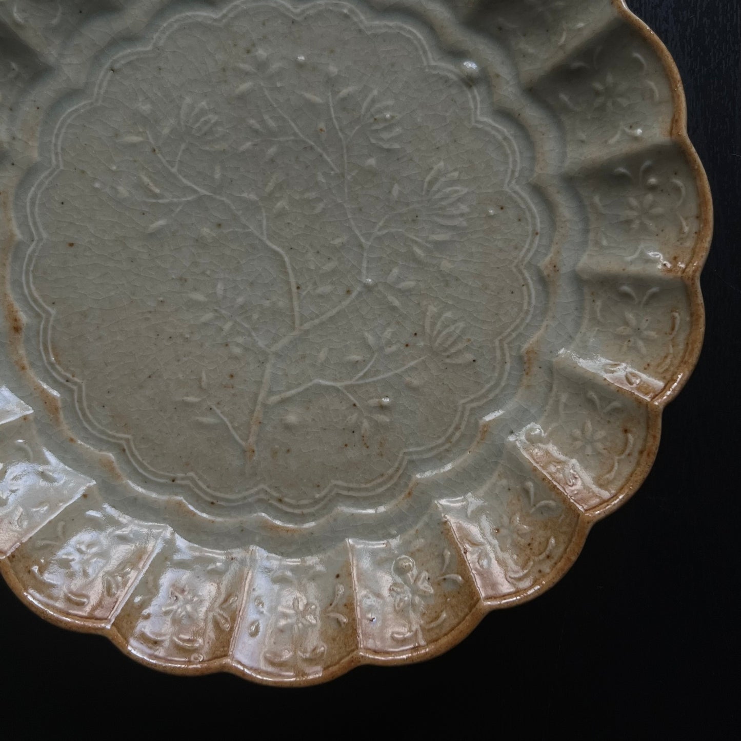 青磁花文菊平皿