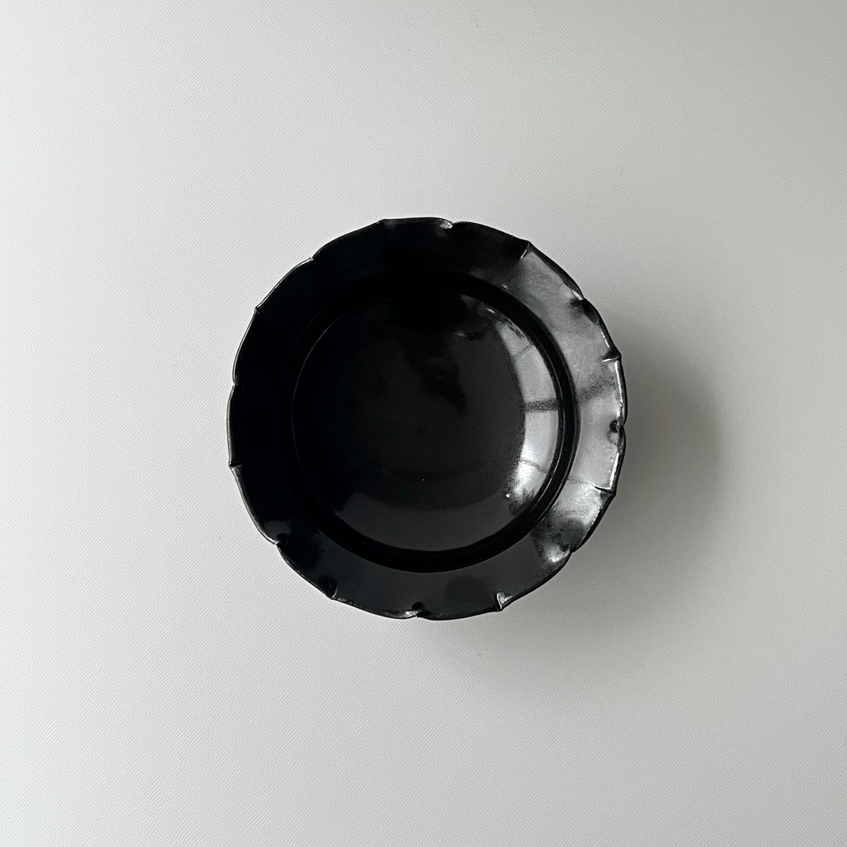黒釉輪花向附